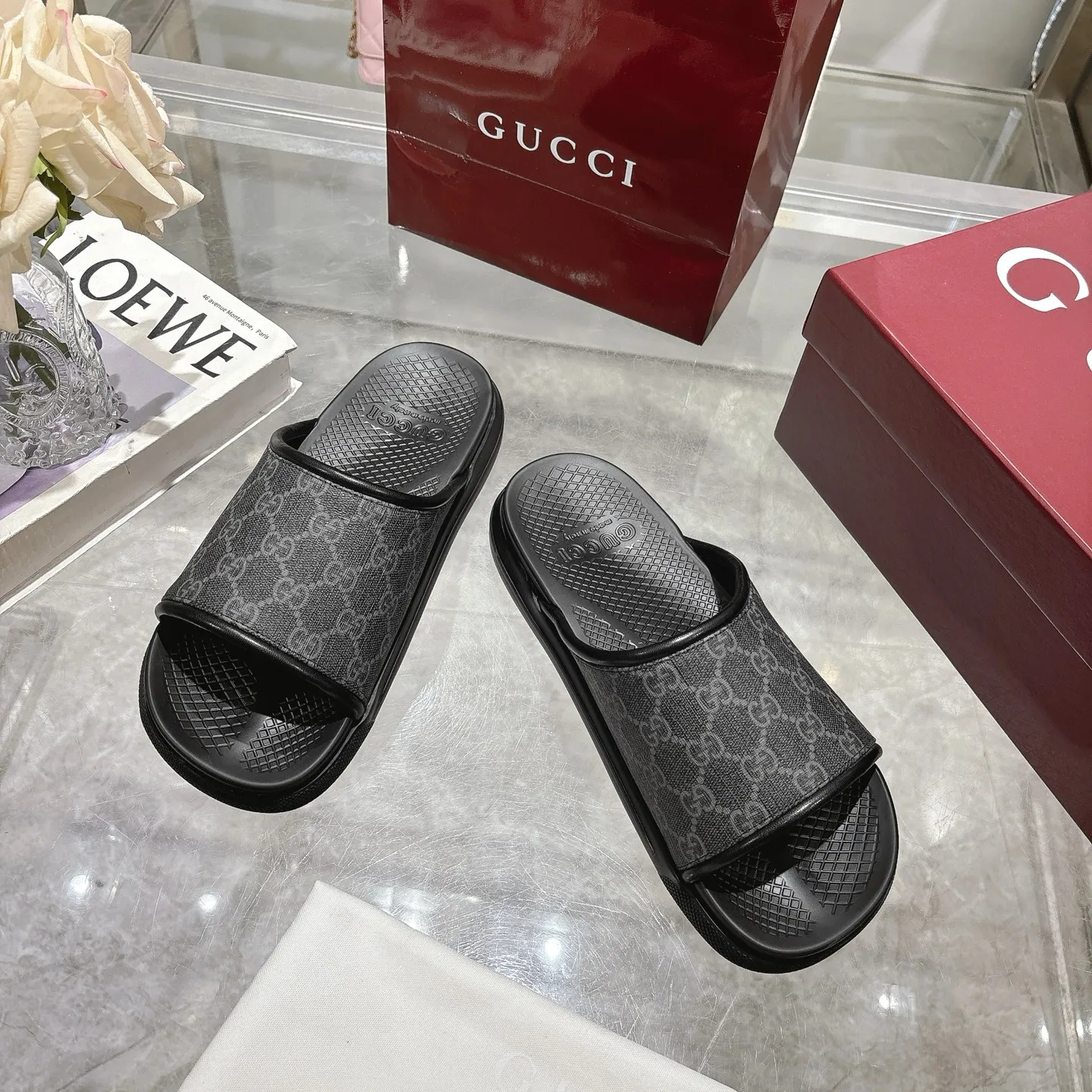 p400🐮🐮New summer men's slip-on slippers. Inspired by the summer spirit and beach clubs of the Italian coast, this piece is part of Gucci Lido. The Pre-Fall collection reinterprets the brand's signature elements and sophisticated patterns in a contemporary way. Made from black rubber, these flat sandals feature a slip-on design that reinterprets the brand's distinctive green and red web design. GG Classic Upper Men's Molded Rubber Footbed Gucci Logo Flat Made in Italy Size: Men's 40 to 47,